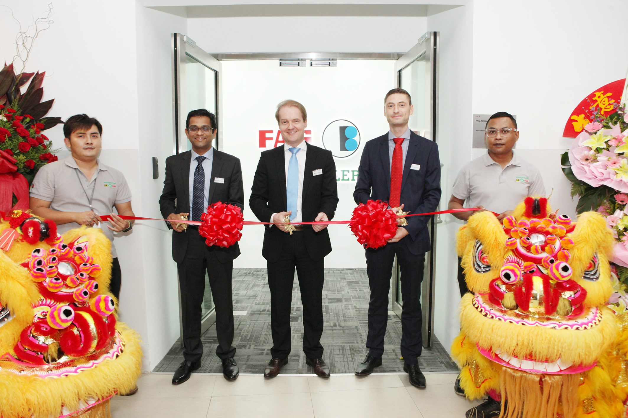 （從左至右）舍弗勒東南亞總裁拉瑪達斯&bull;切魯帕斯（Ramdas Cherupara），舍弗勒亞太區首席執行官安德烈亞斯&bull;?？耍ˋndreas Schick）以及FAG航空航天新加坡公司總經(jīng)理馬蒂亞斯&bull;比格納（Matthias Biegner）在FAG航空航天（新加坡）有限公司的開(kāi)業(yè)儀式上正準備剪彩。